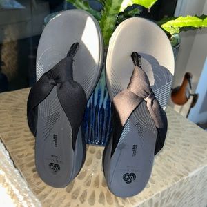 Clarks
Womens Cloudsteppers Flip Flops in black soft fabric, like new.